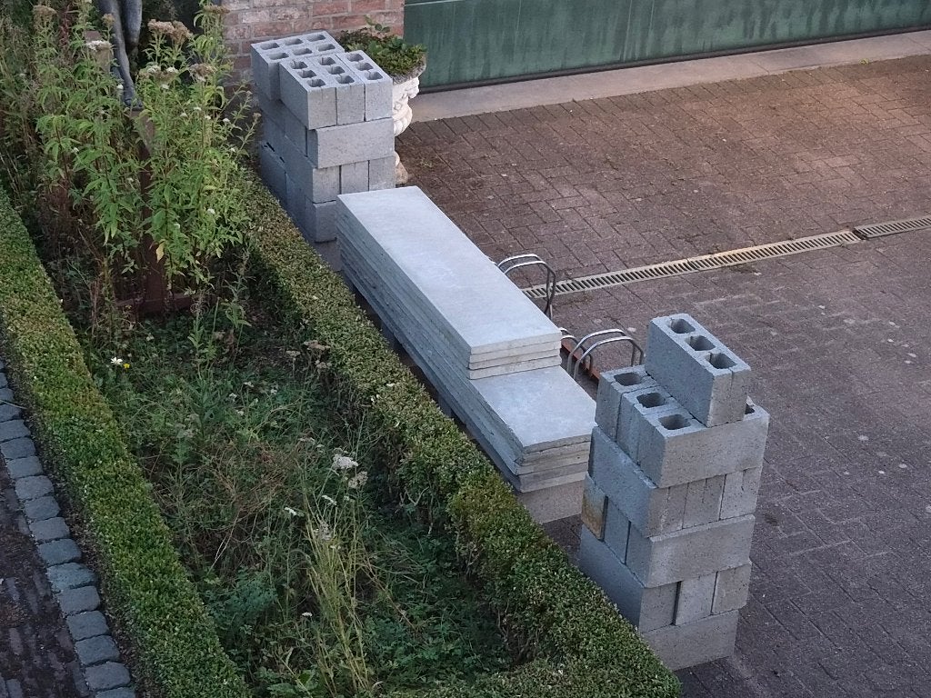 44 betonblokken en 10 betonplaten, Ophalen, Zo goed als nieuw, Overige typen