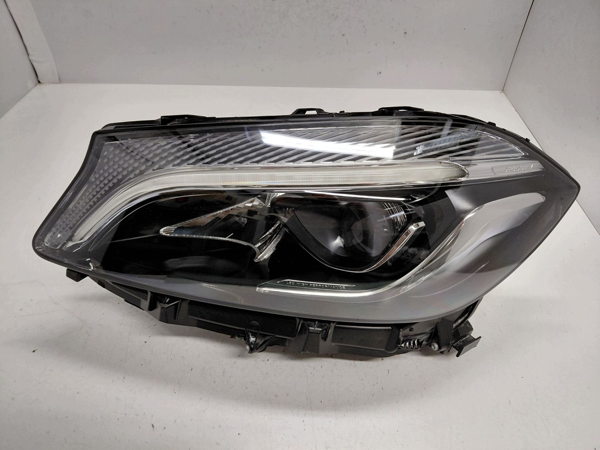 Phare gauche Mercedes Classe A W176 A1769068900, Autos : Pièces & Accessoires, Mercedes-Benz AG, Mercedes-Benz, Utilisé, Mercedesstrasse 120
70372  Stuttgart, DE
