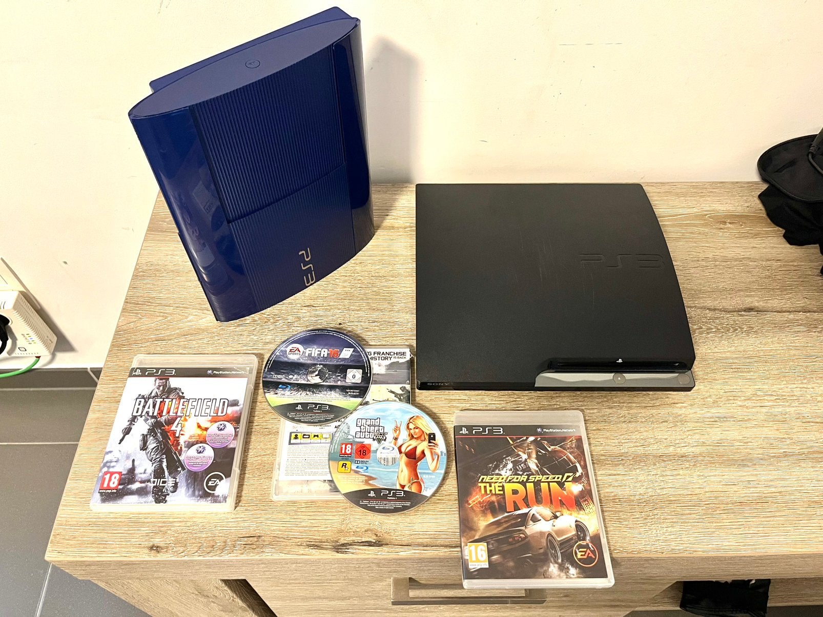 PS3 Bundle: Slim + Super Slim + 4 FREE Games, Super Slim, Ophalen of Verzenden, Zonder controller, Gebruikt