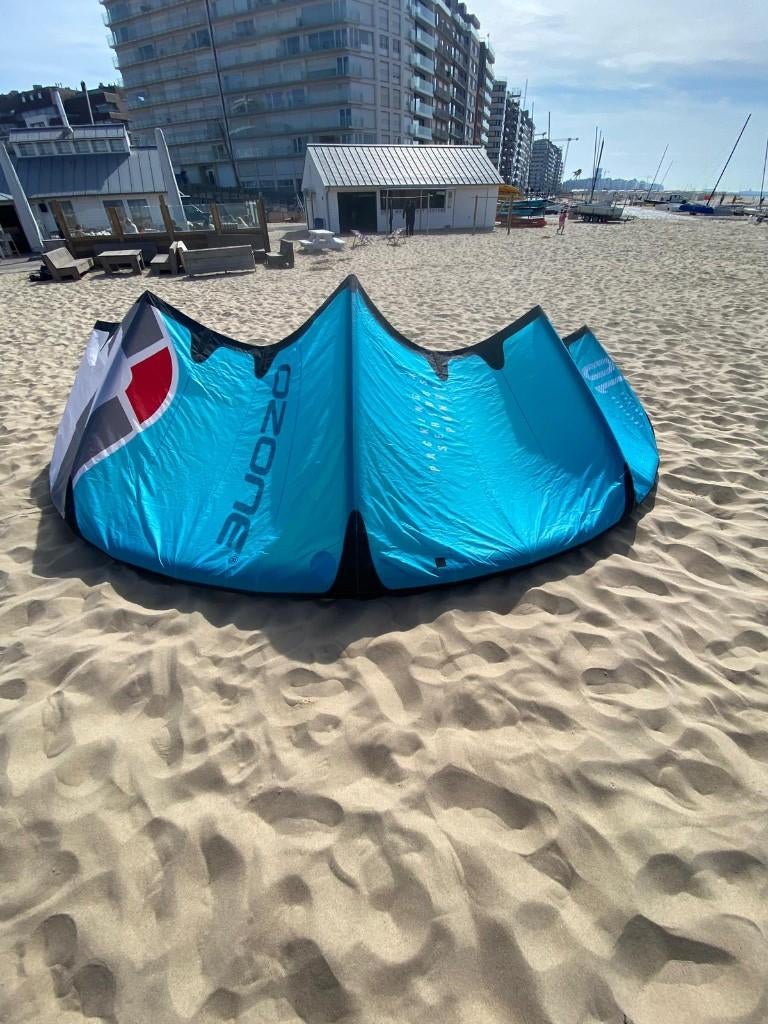 Cerf-volant ozone Edge 10 m v11, Sports nautiques & Bateaux, Kitesurf, Enlèvement ou Envoi, Comme neuf, 10 m², Kite