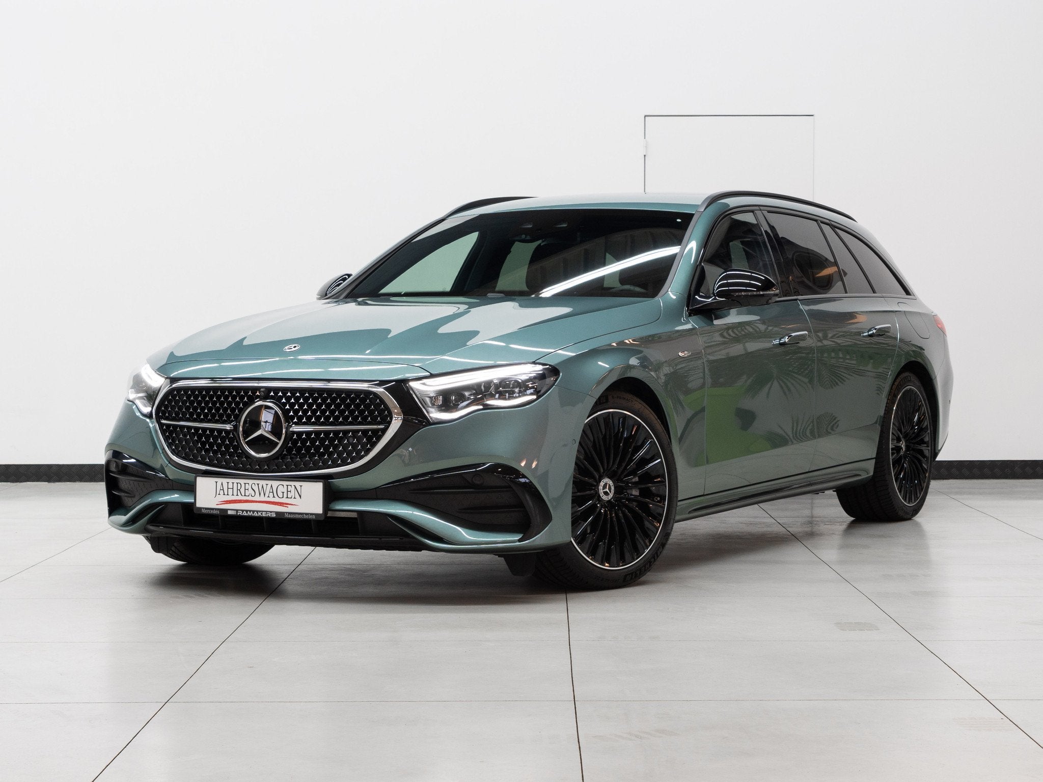 Mercedes-Benz E-Klasse 300 e T AMG Premium Night 20" Distron, Autos, Mercedes-Benz, Argent ou Gris, Achat, Entreprise, Carnet d'entretien