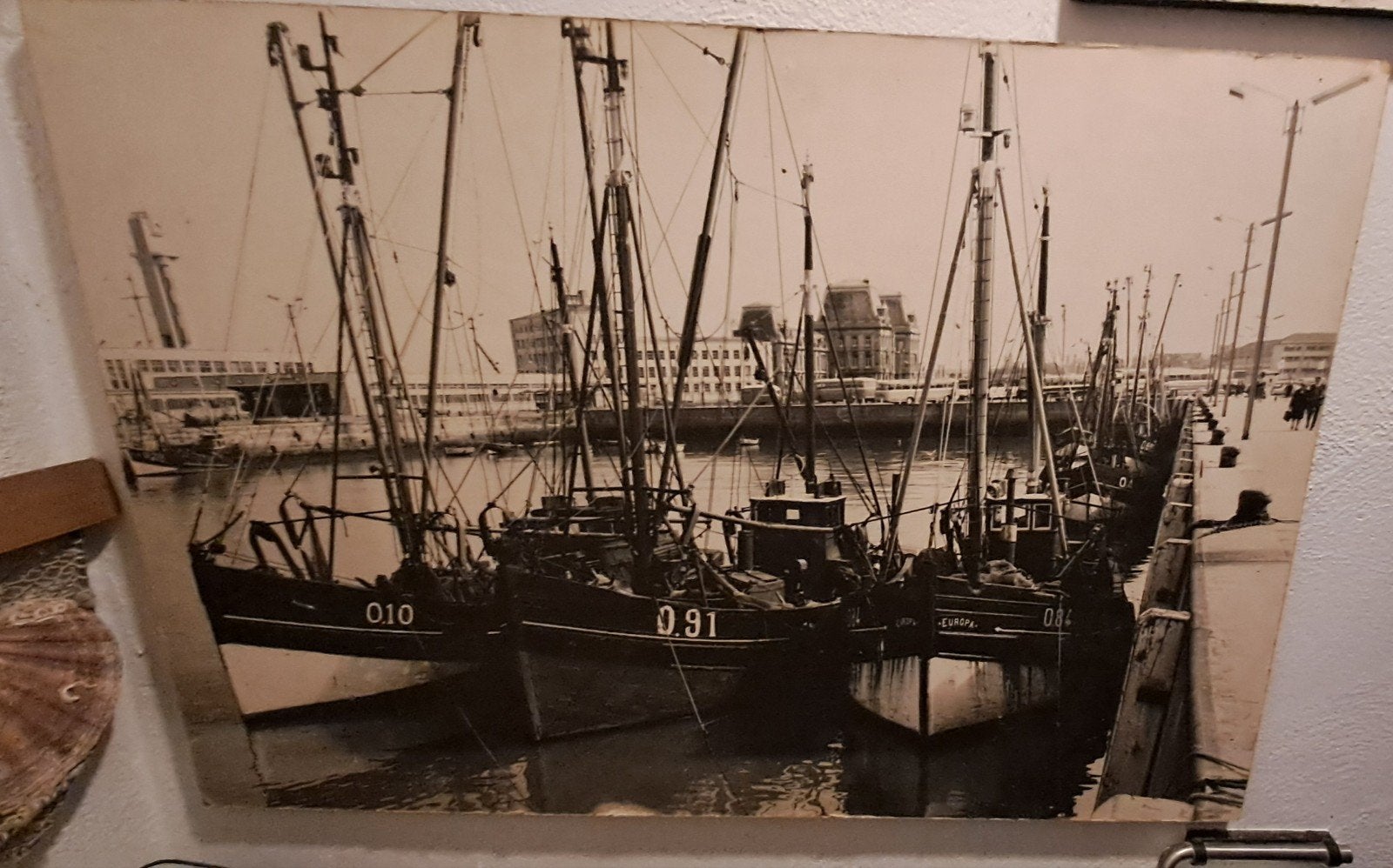 Zwart wit foto op plaat kustvisserij, Ophalen