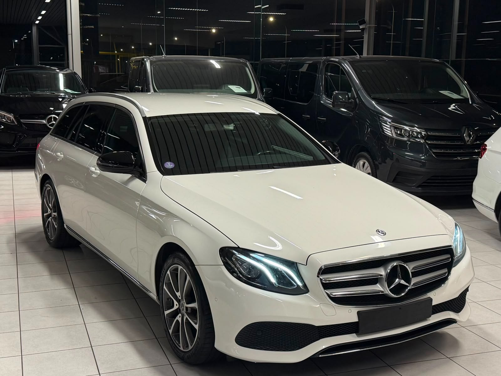 Mercedes Benz E 200 4 Matic, Auto's, Automaat, Multifunctioneel stuurwiel, Gebruikt, Euro 6