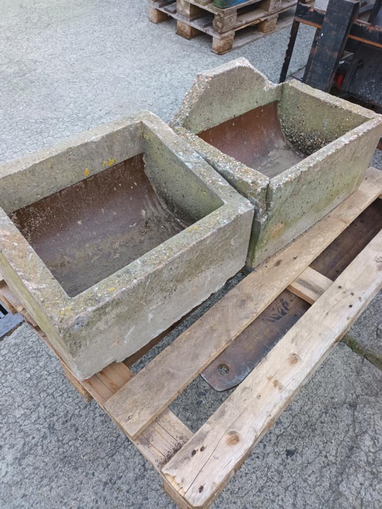 2 zware betonnen Voederbakken