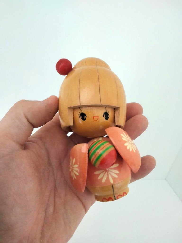 Kokeshi popje pop doll hout Japan nr2, Antiquités & Art, Enlèvement ou Envoi, Japon, Bois, Marqué