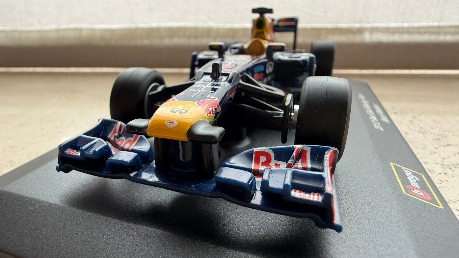 Red Bull Racing - Mark Webber, Hobby & Loisirs créatifs, Voitures miniatures | 1:32, Enlèvement ou Envoi, Comme neuf, Voiture