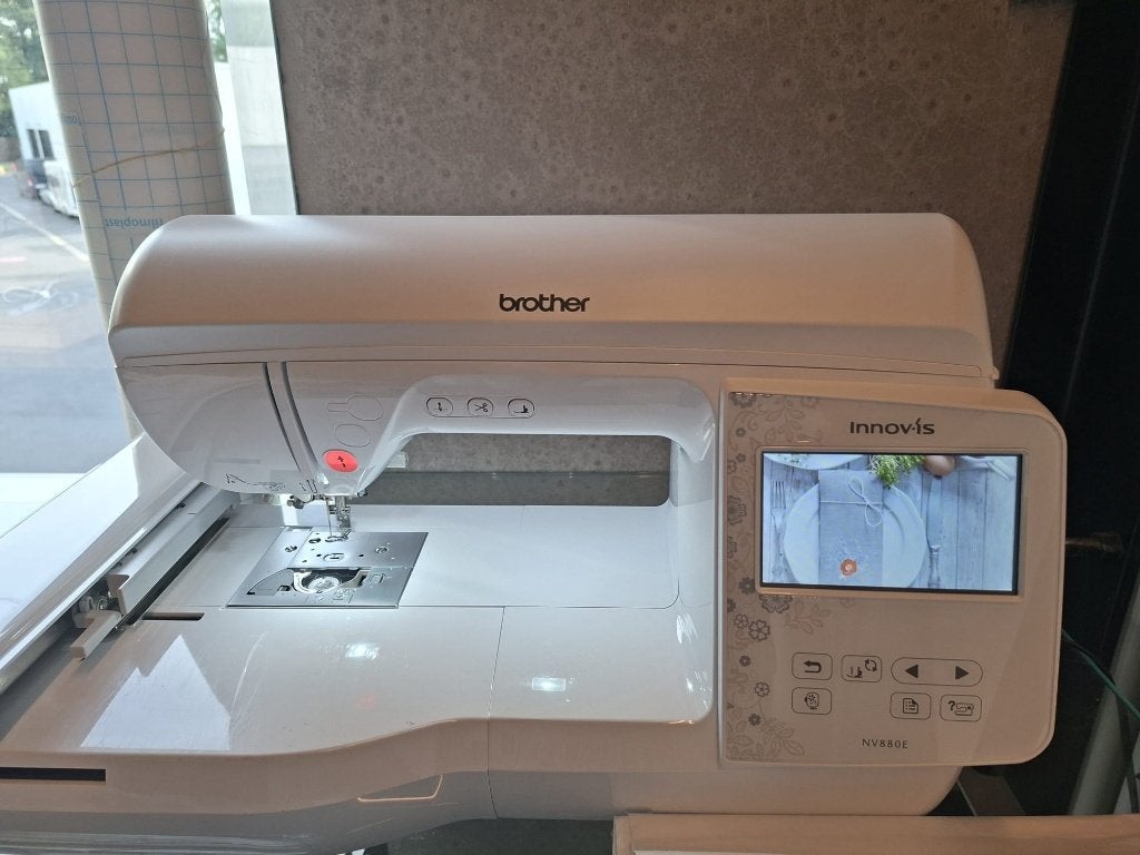 Brother NV880E borduurmachine & -accessoires – nieuwstaat, Ophalen, Zo goed als nieuw, Machineborduren, Borduurmachine
