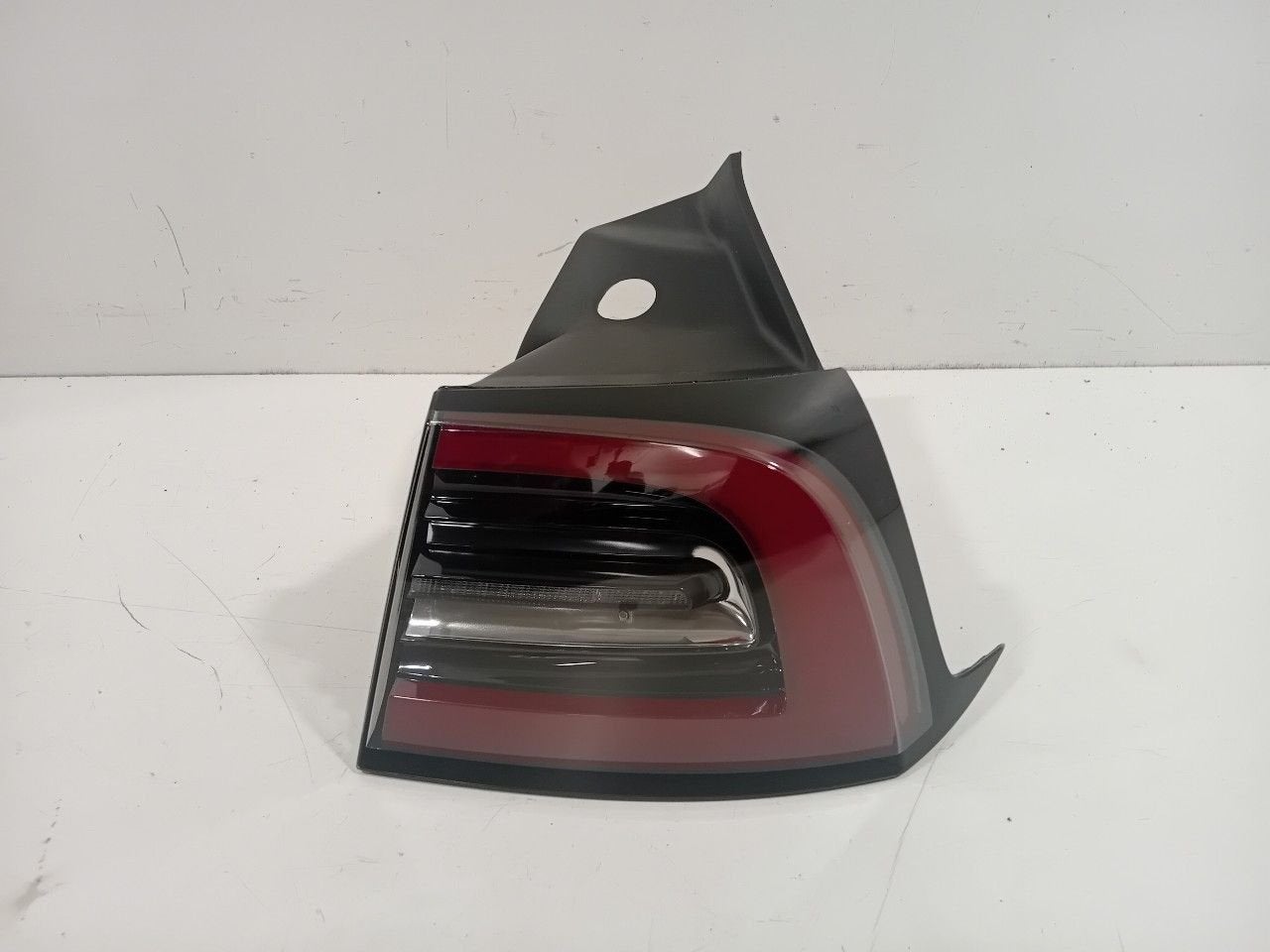 Achterlicht carrosserie rechts Tesla Model 3, Onderdelen@venauto.nl, Van der Ven Autorecycling B.V., Ettenseweg 76, 4706 PB Roosendaal, The Netherlands