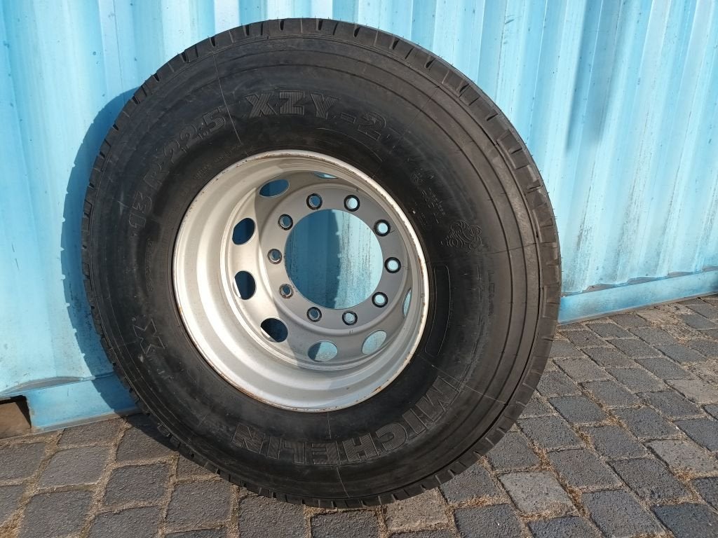 Michelin Unused 13R22.5 XZY, Articles professionnels, Machines & Construction | Pièces