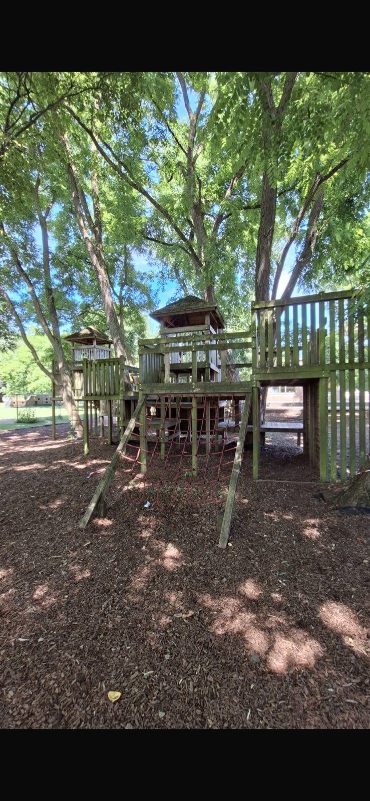 Équipement de jeux en bois avec filet d'escalade — Bieden, Enfants & Bébés, Jouets | Extérieur | Aires de jeux, Comme neuf, Filet à grimper
