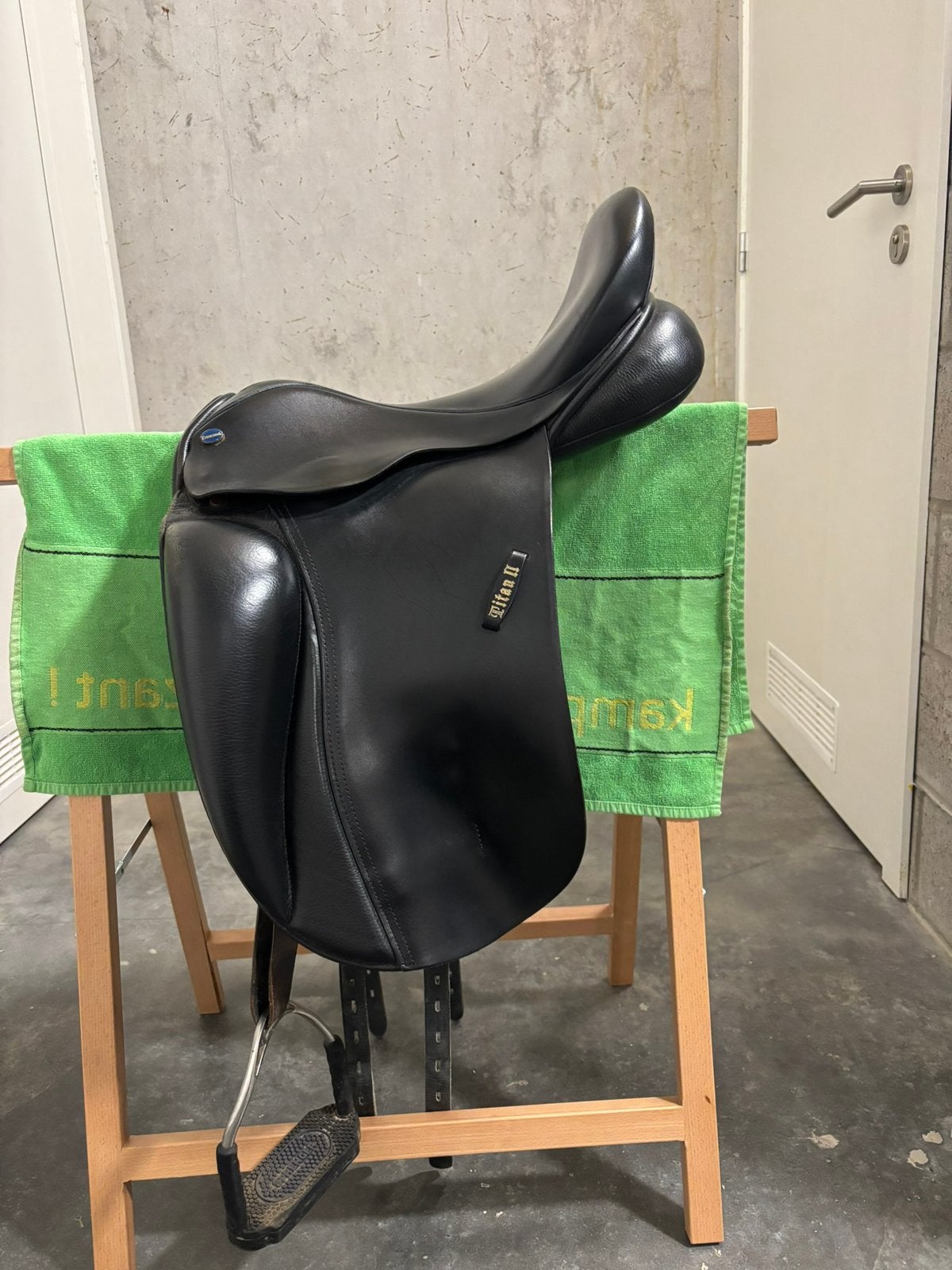 Dressuur zadel, Taquets de genoux, Comme neuf, Siège creux, Dressage