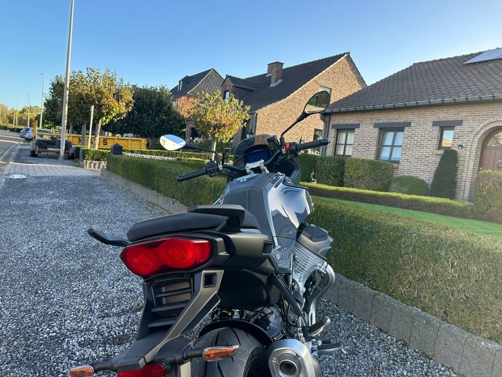 Moto Guzzi V100 105th, 2 cilinders, Nieuw, Motorrijbewijs A, Bedrijf