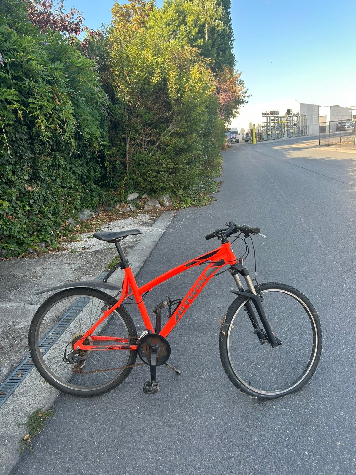 Oranje fiets B’TWIN, Fietsen en Brommers, Fietsen | Mountainbikes en ATB, Ophalen, Gebruikt