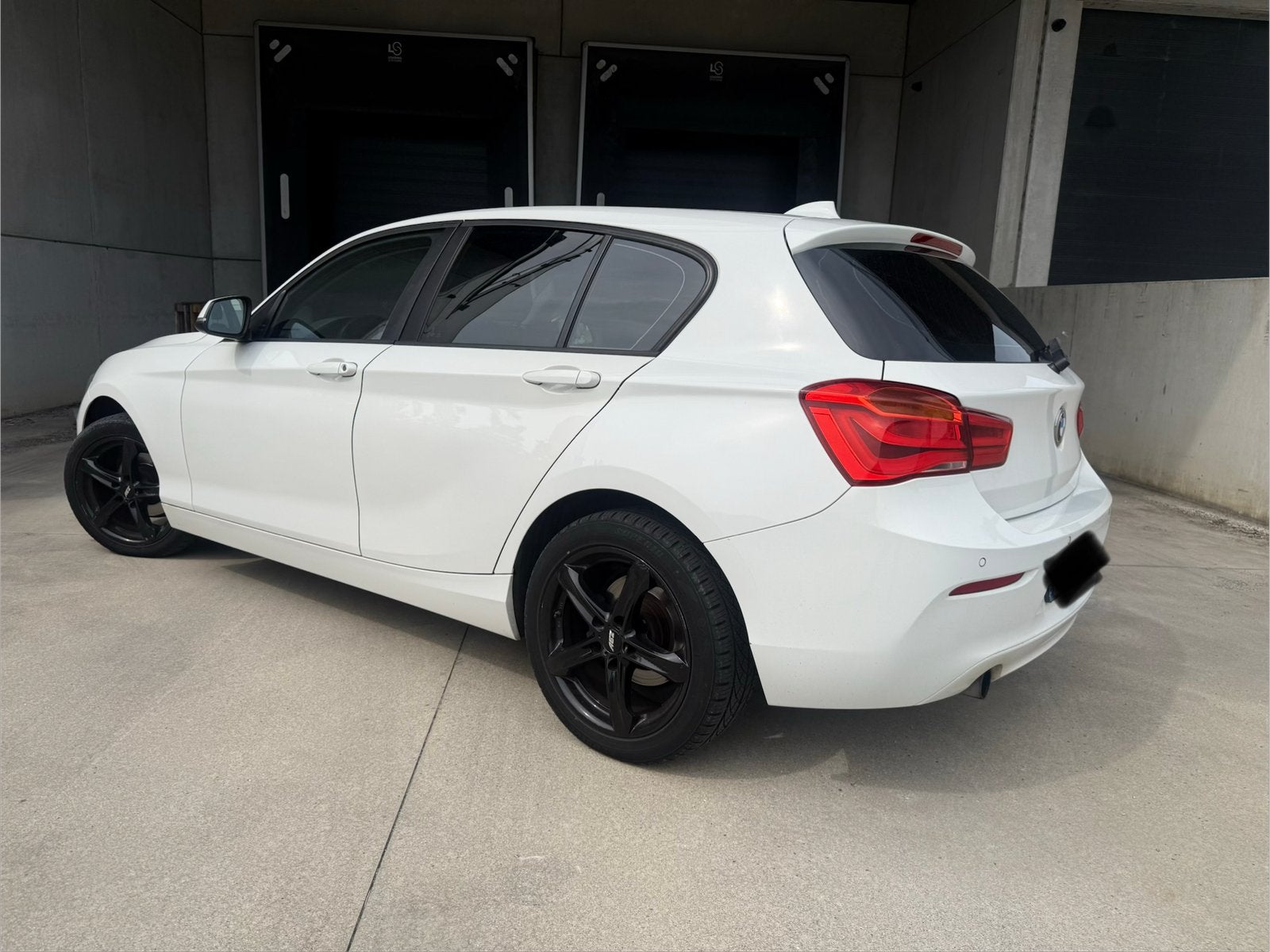 BMW 116i F20 Facelift!, 4 cilinders, Wit, Leder, 5 deurs