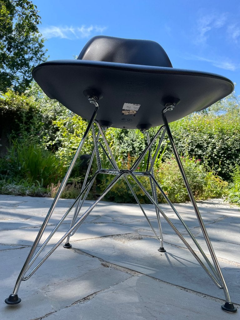 Charles Eames stoelen zwart met chroom onderstel. Vitra., Ophalen, Zwart, Zo goed als nieuw, Vier