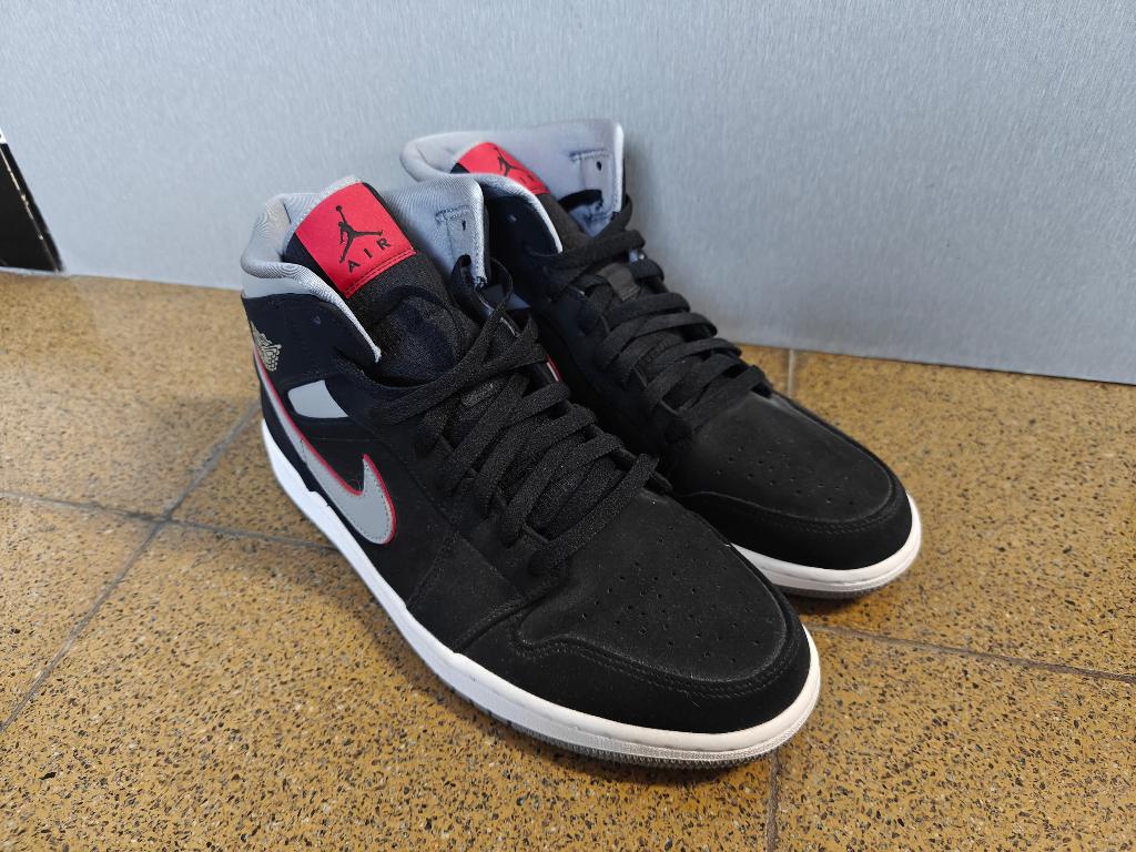 Nike Jordan 1 Mid Black Particle Grey Gym Red (GS) (maat 45), Kleding | Heren, Schoenen, Ophalen, Zwart, Nieuw, NIKE