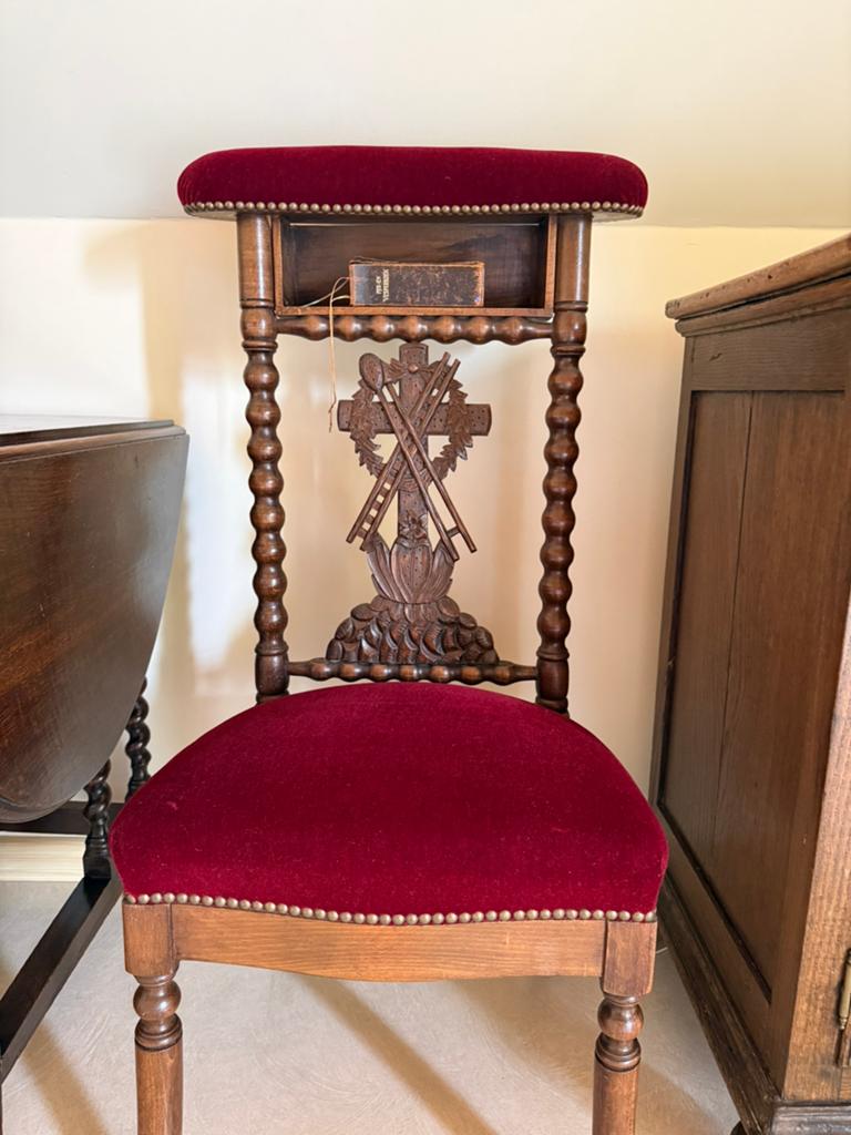 Gerestaureerde bidstoel, Ophalen