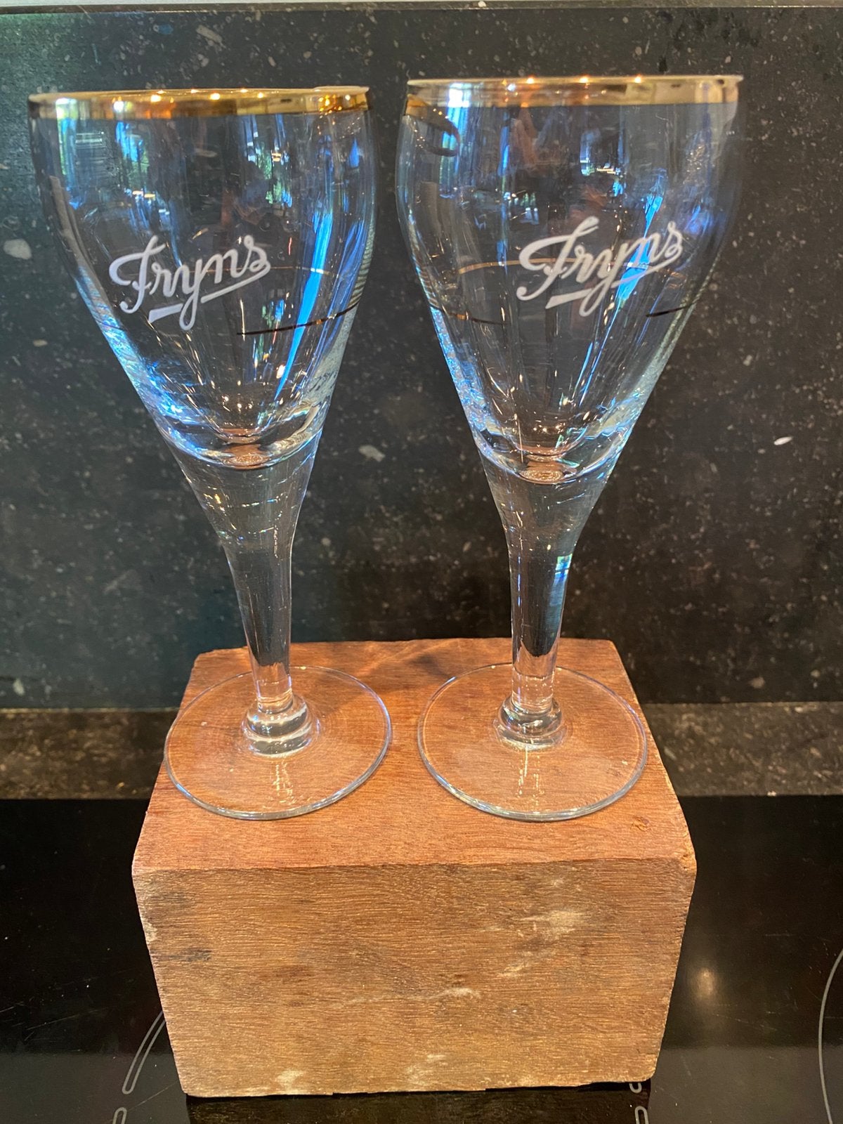 FRYNS jenever Hasselt oude glaasjes met facetten, Collections, Verres & Petits Verres, Enlèvement ou Envoi, Utilisé, Verres et Verres à shot