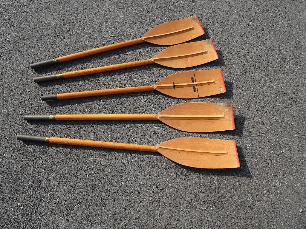 ENSEMBLE ANCIEN DE COLLIERS DE KAYAK ET MANCAVE DE MARQUE, Enlèvement