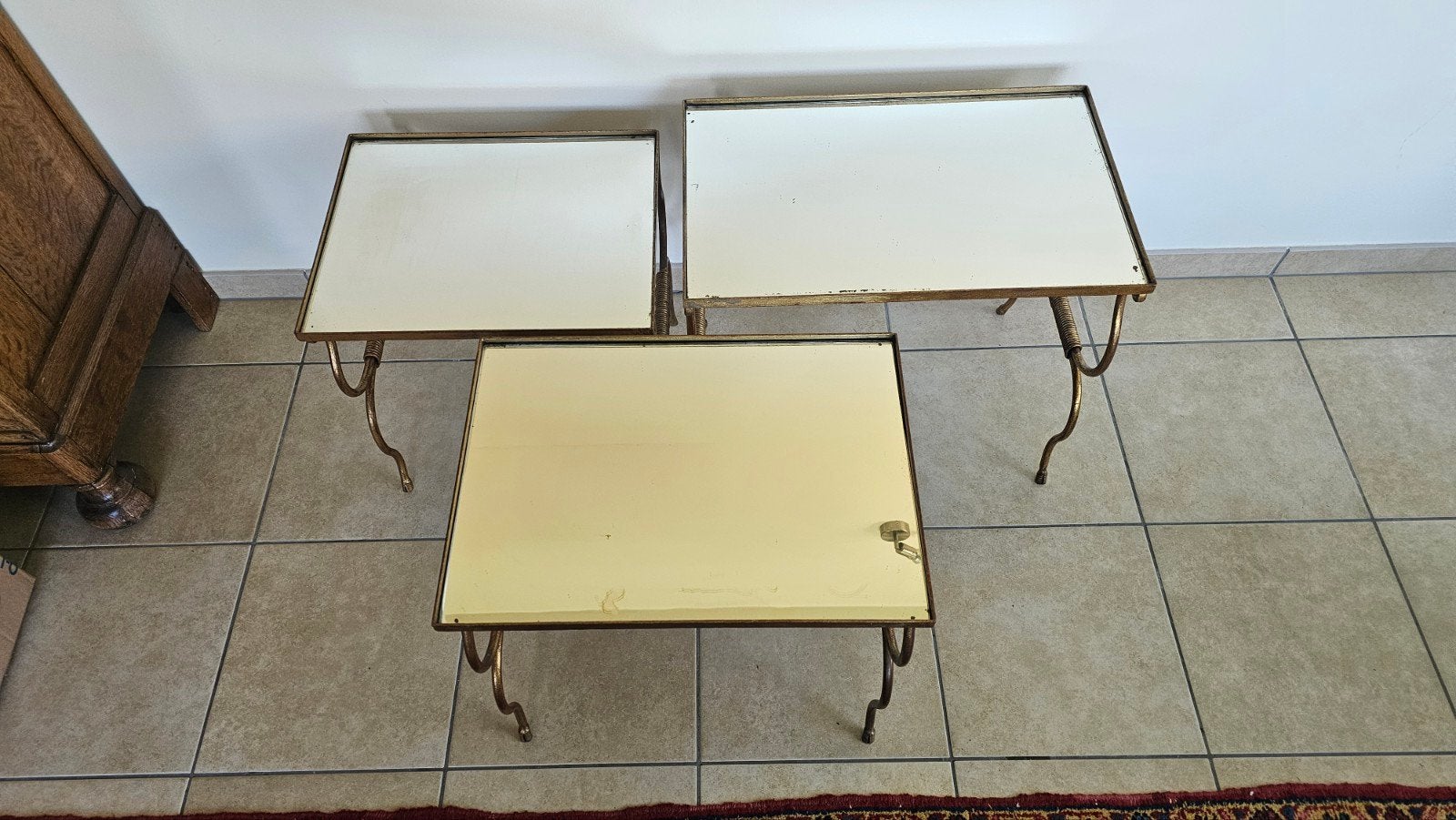 Petites tables de salon, Enlèvement