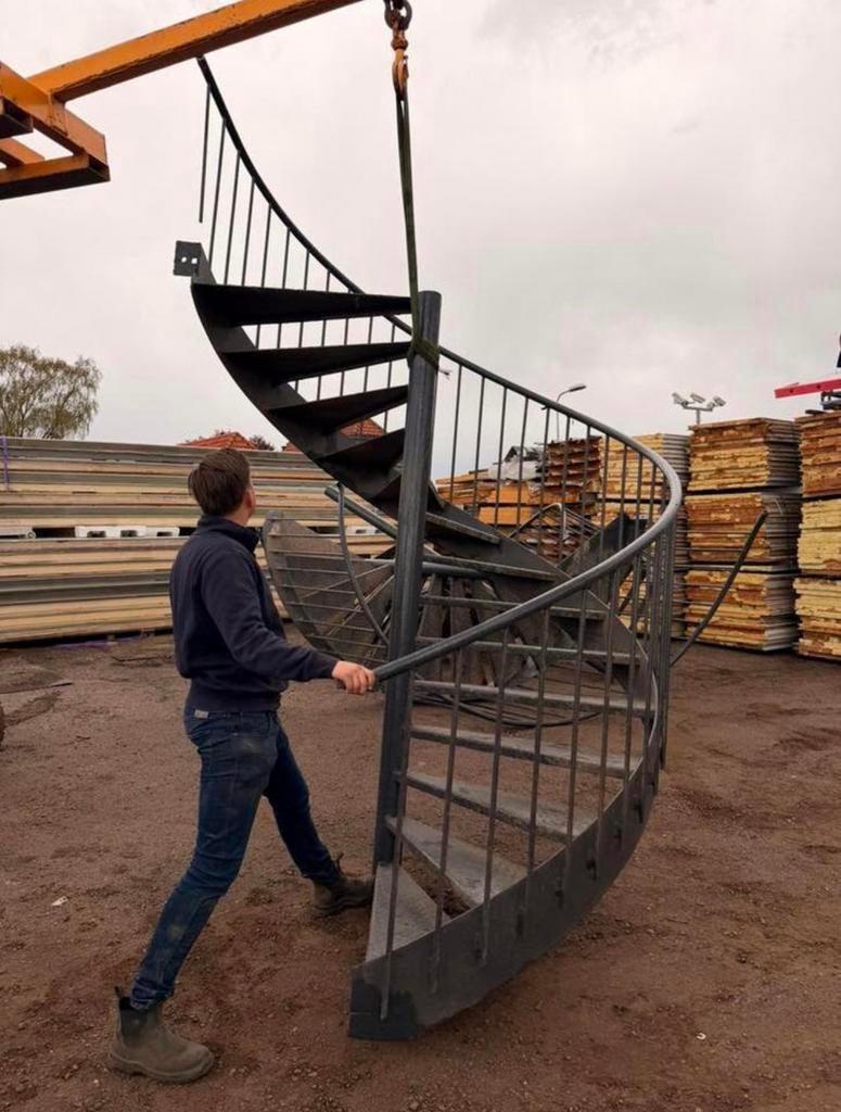 Stalen wenteltrap bordestrap steektrap trappen evt 3 stuks, Ophalen