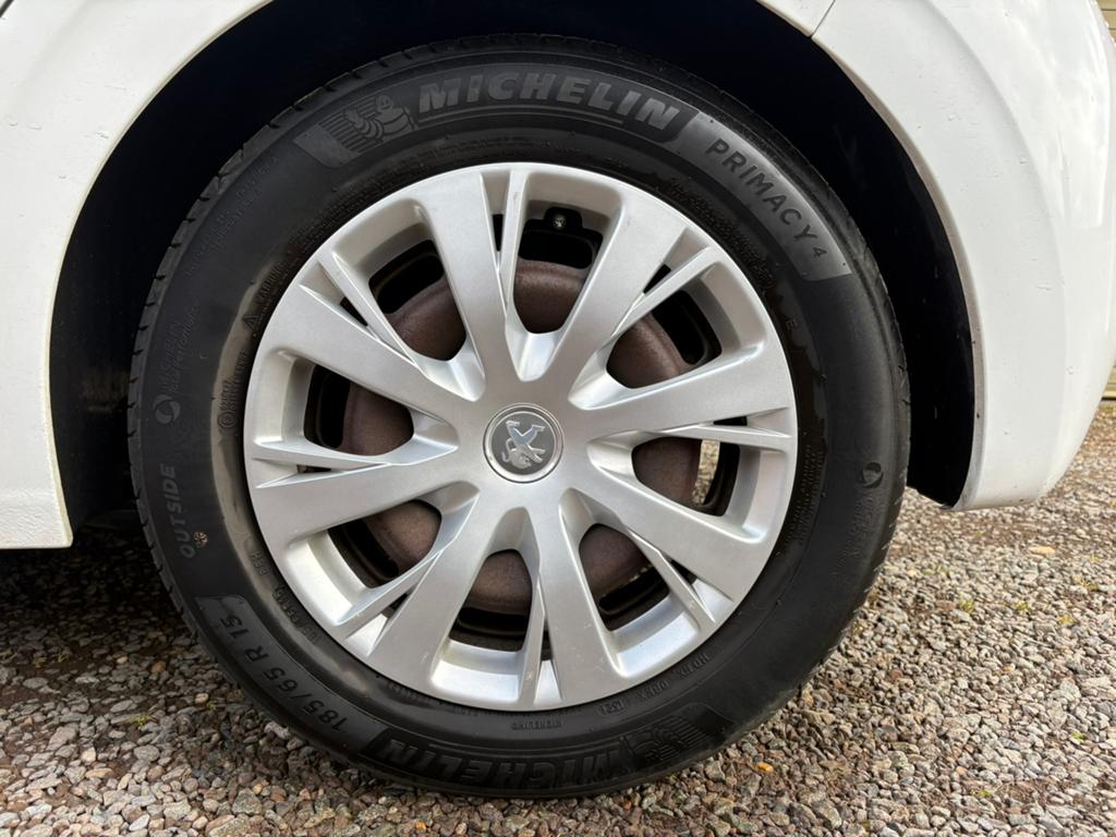 Set zomerbanden met wieldoppen en bouten van Peugeot 208, Ophalen, Gebruikt, 15 inch, Banden en Velgen