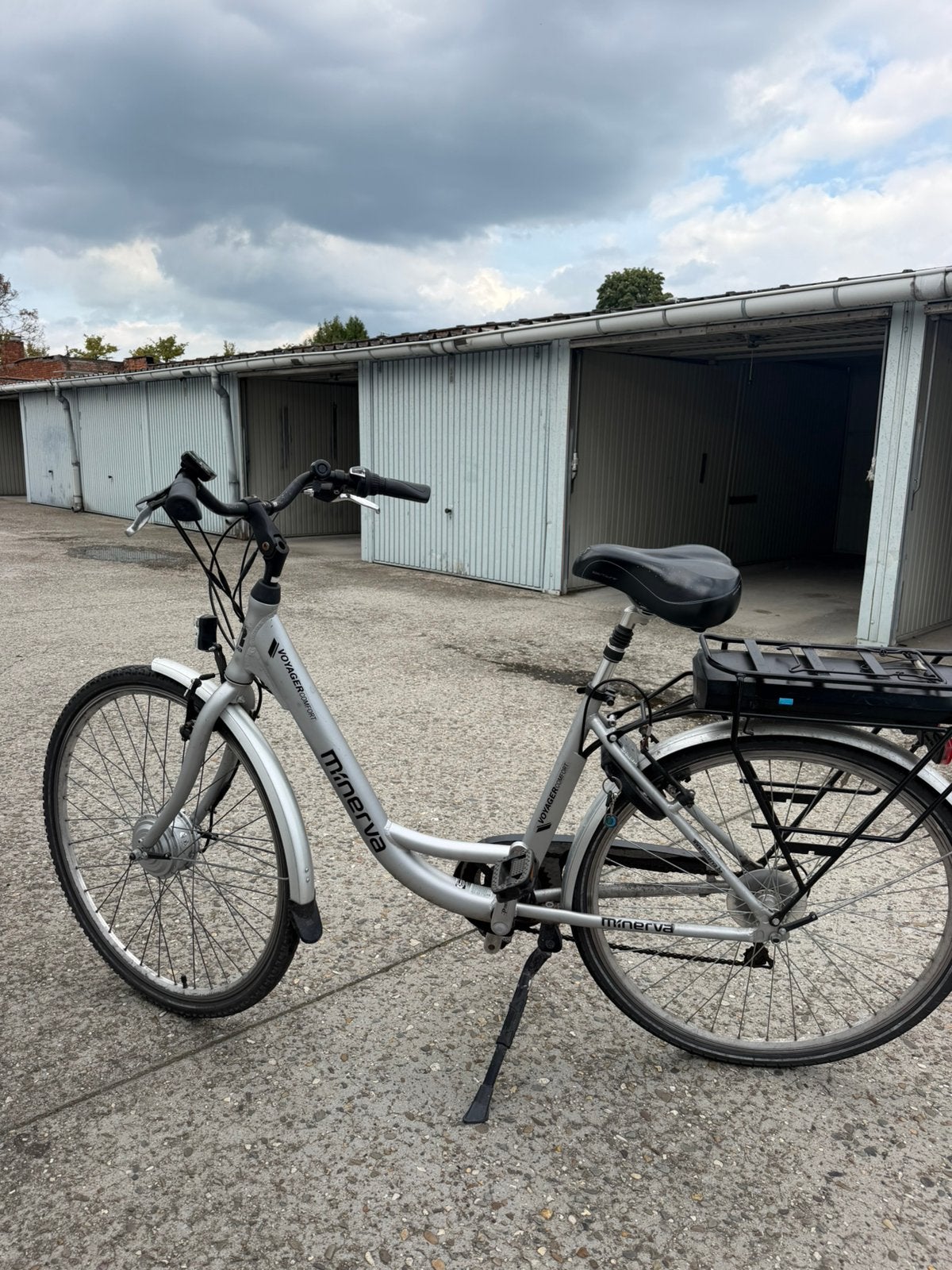 VÉLO ÉLECTRIQUE MINERVA AVEC MOTEUR AVANT, Enlèvement, Comme neuf
