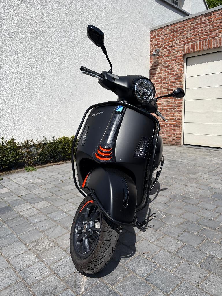 Vespa GTS 125 Super Sport E5+ – Mat zwart – 11.000 km, Motoren, Gebruikt, Automaat, ABS, Sport