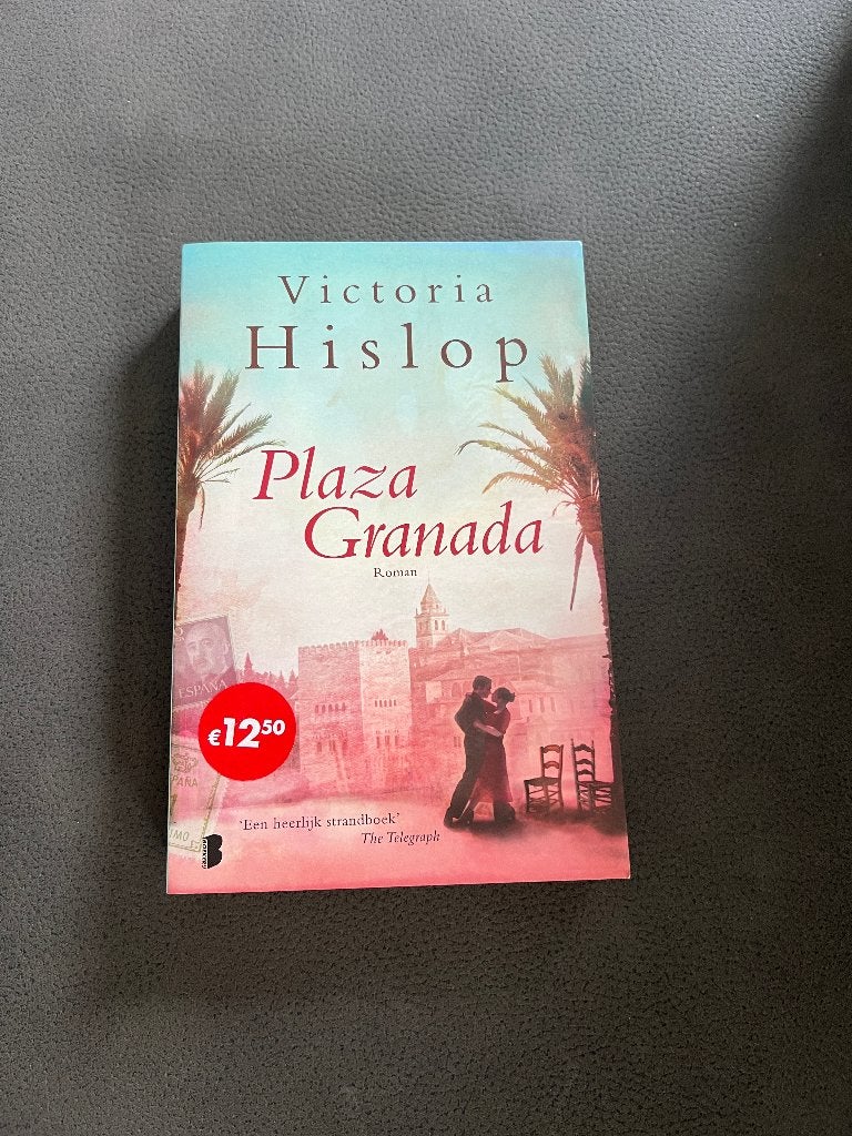 Plaza Granada – Victoria Hislop, Boeken, Gelezen, België, Ophalen of Verzenden, Victoria Hislop