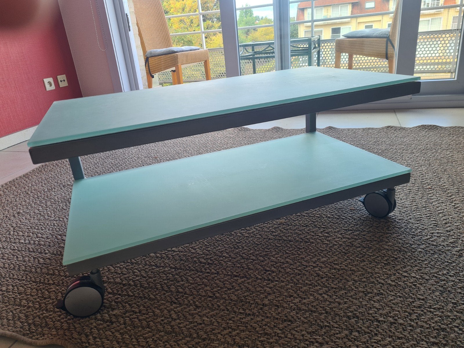 Table basse/meuble TV en verre dépoli sur roulettes., Moins de 100 cm, Verre, Enlèvement, Utilisé