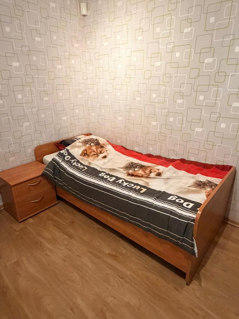 Te koop 1 persoonsbed  met lattenbodem+matras en nachtkastje, Ophalen, Zo goed als nieuw, Lattenbodem