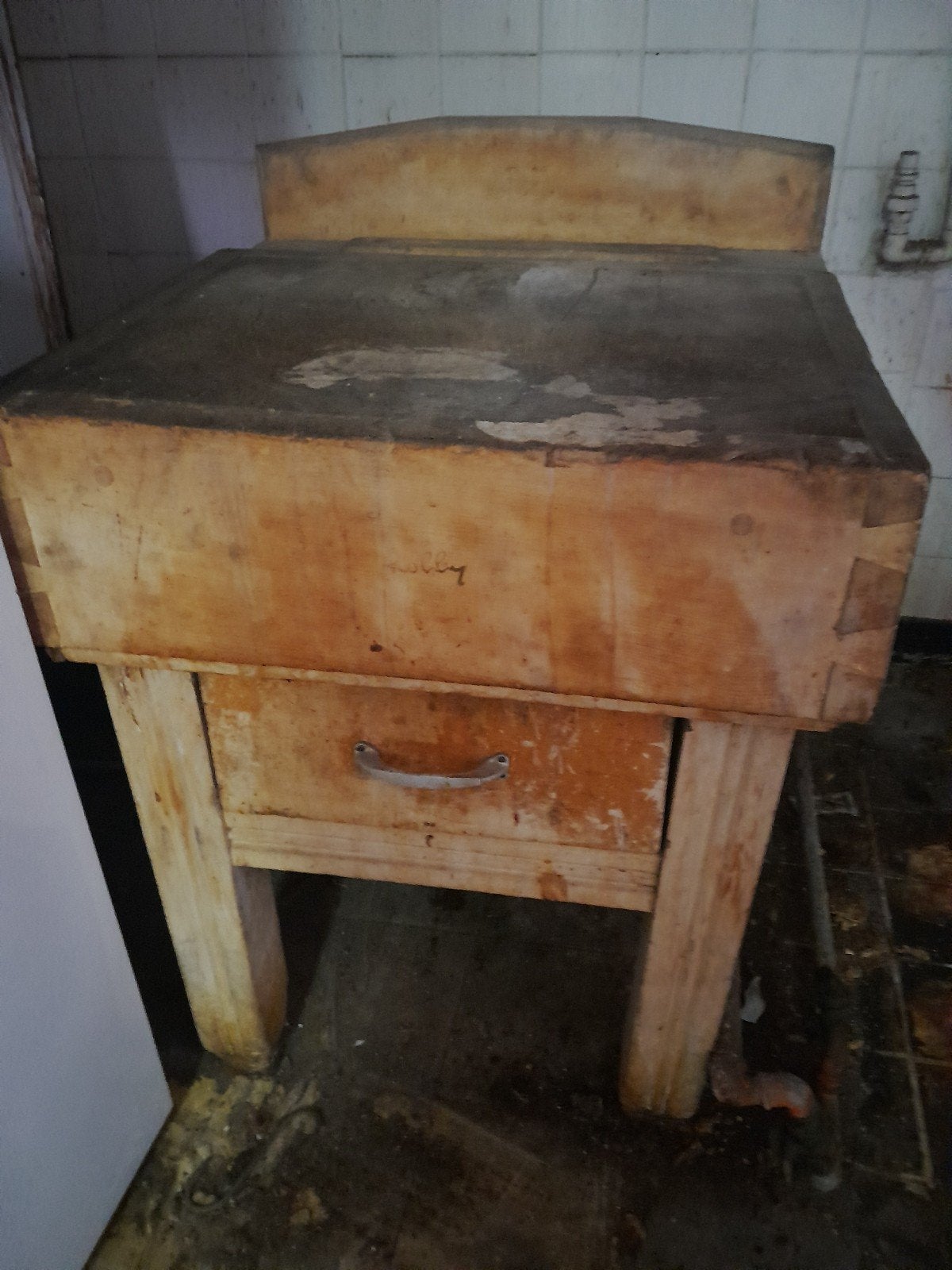Table billot de boucher, Enlèvement
