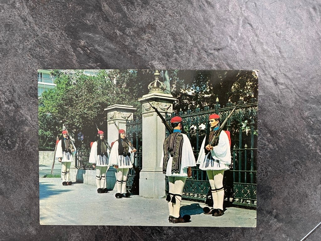carte postale Athènes - corps Evzonen - garde corps royal, Enlèvement ou Envoi