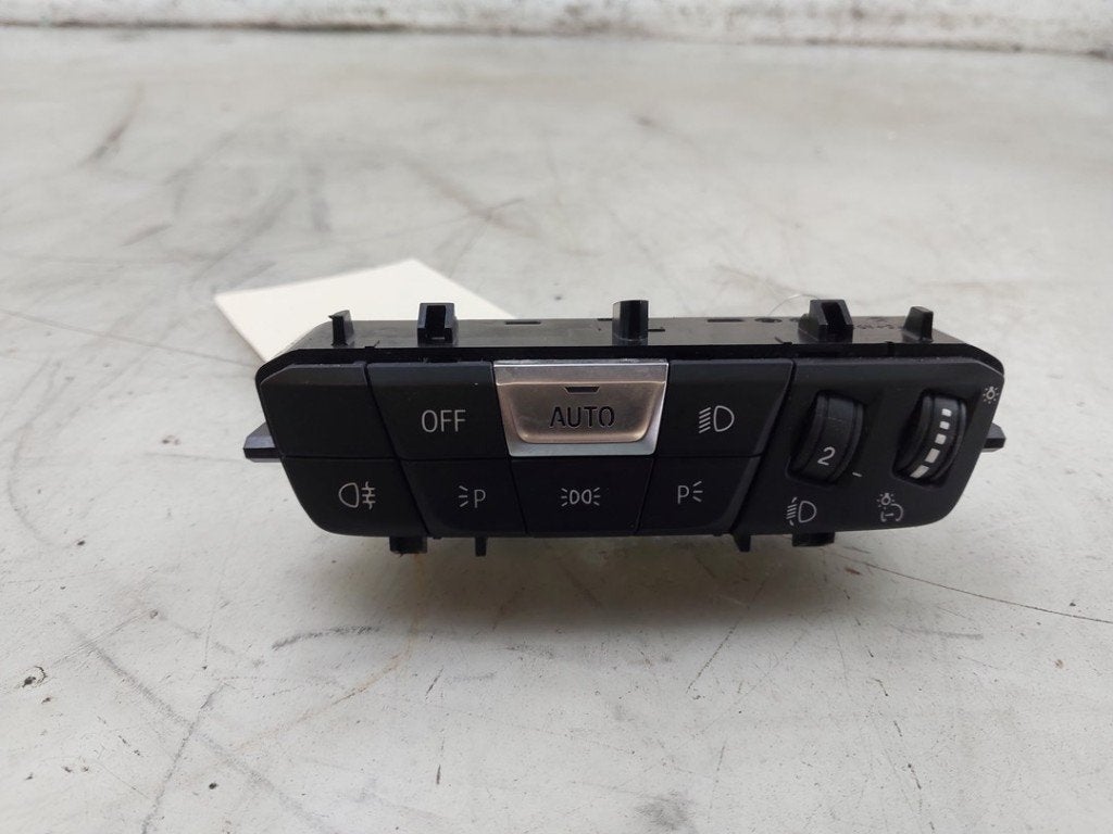 INTERRUPTEUR D'ECLAIRAGE BMW 1 serie (F40) (01-2019/-), Utilisé, BMW, Petuelring 130
80809  München, DE, Bayerische Motoren Werke AG