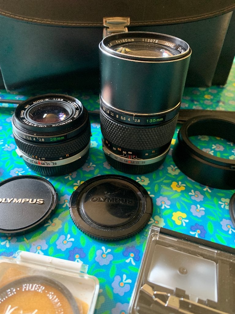 2 x Objectifs Olympus OM 28 et 135 mm, Audio, Tv en Foto, Foto | Lenzen en Objectieven, Ophalen, Telelens, Beschermhoes/tas, Olympus