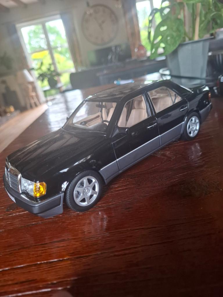 2x Mercedes w124  AMG, Hobby en Vrije tijd, Modelauto's | 1:18, Ophalen