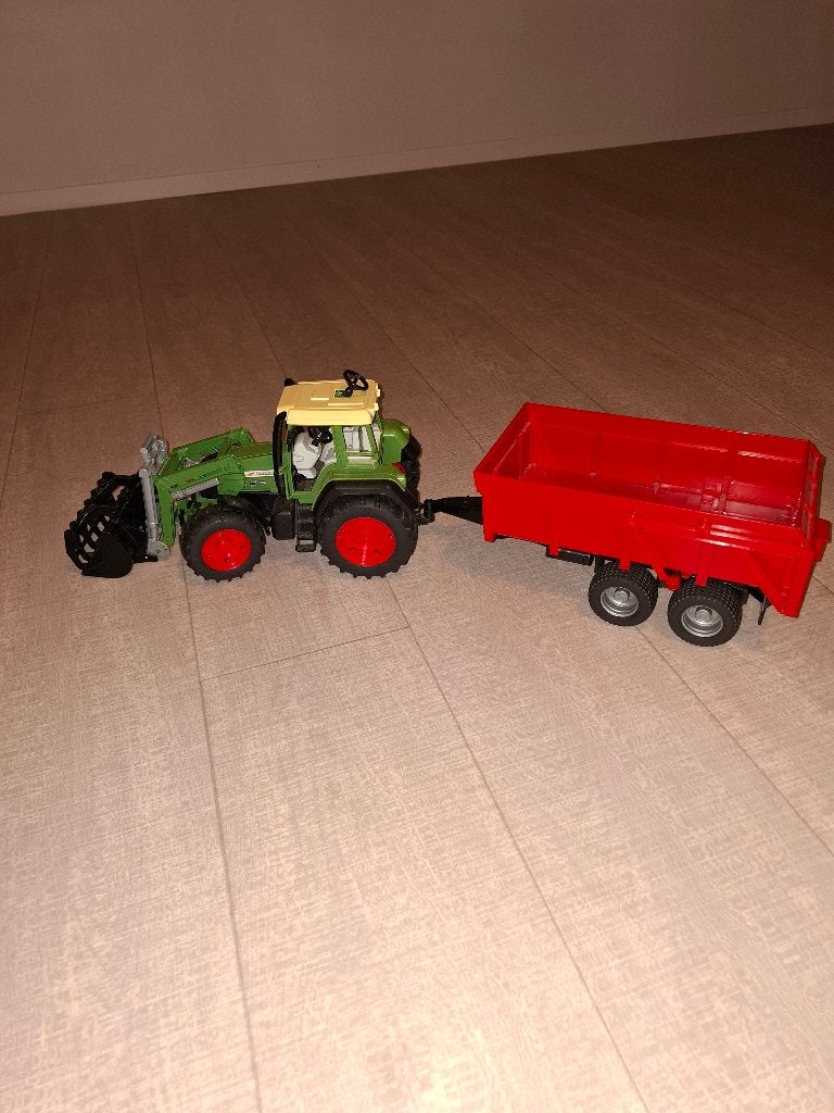 Bruder rode dubbelassige kiepende aanhangwagen (dumper), Ophalen