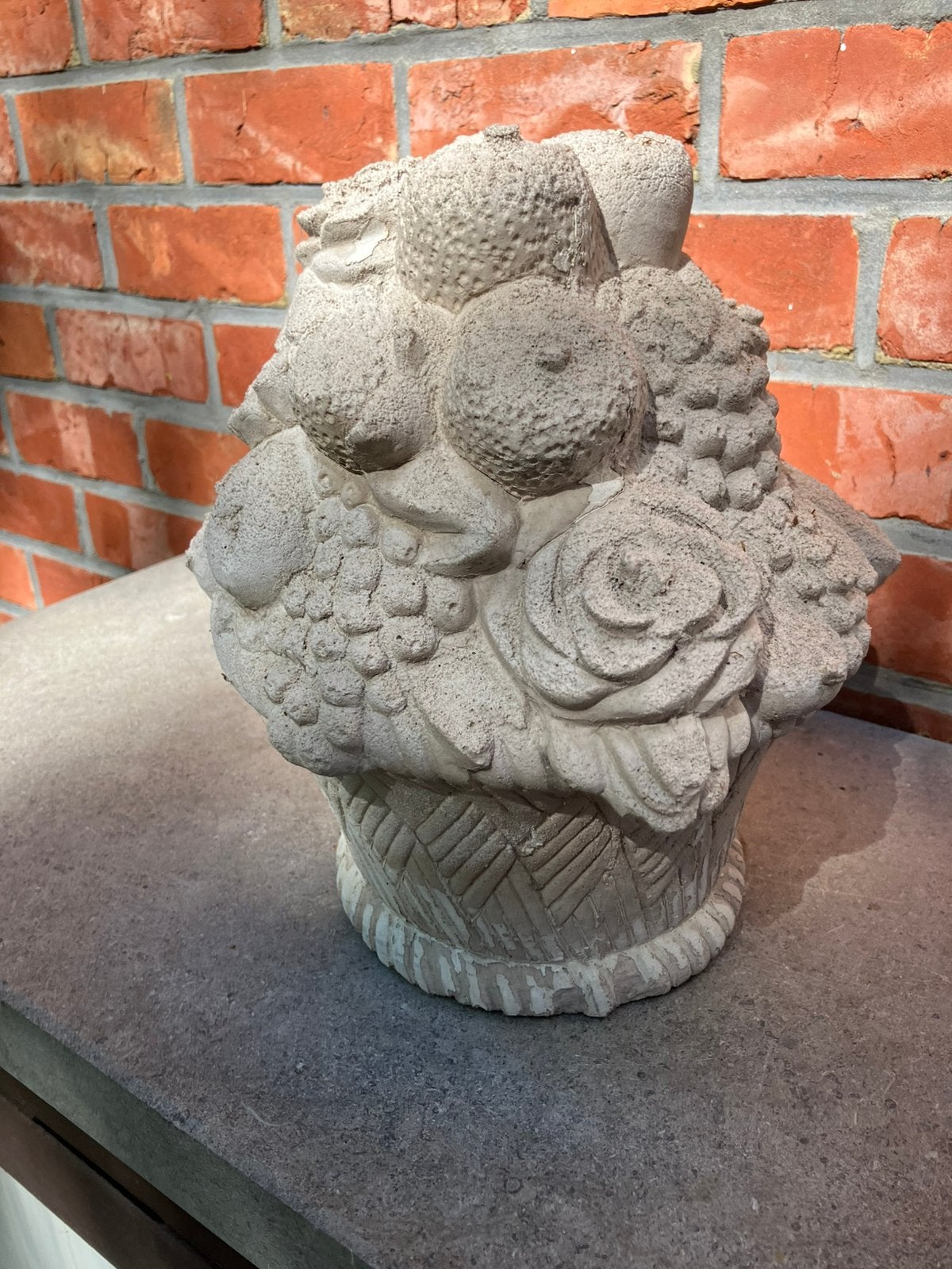 betonnen tuinbeeld in vorm  fruitmand, Tuin en Terras, Ophalen, Zo goed als nieuw, Beton