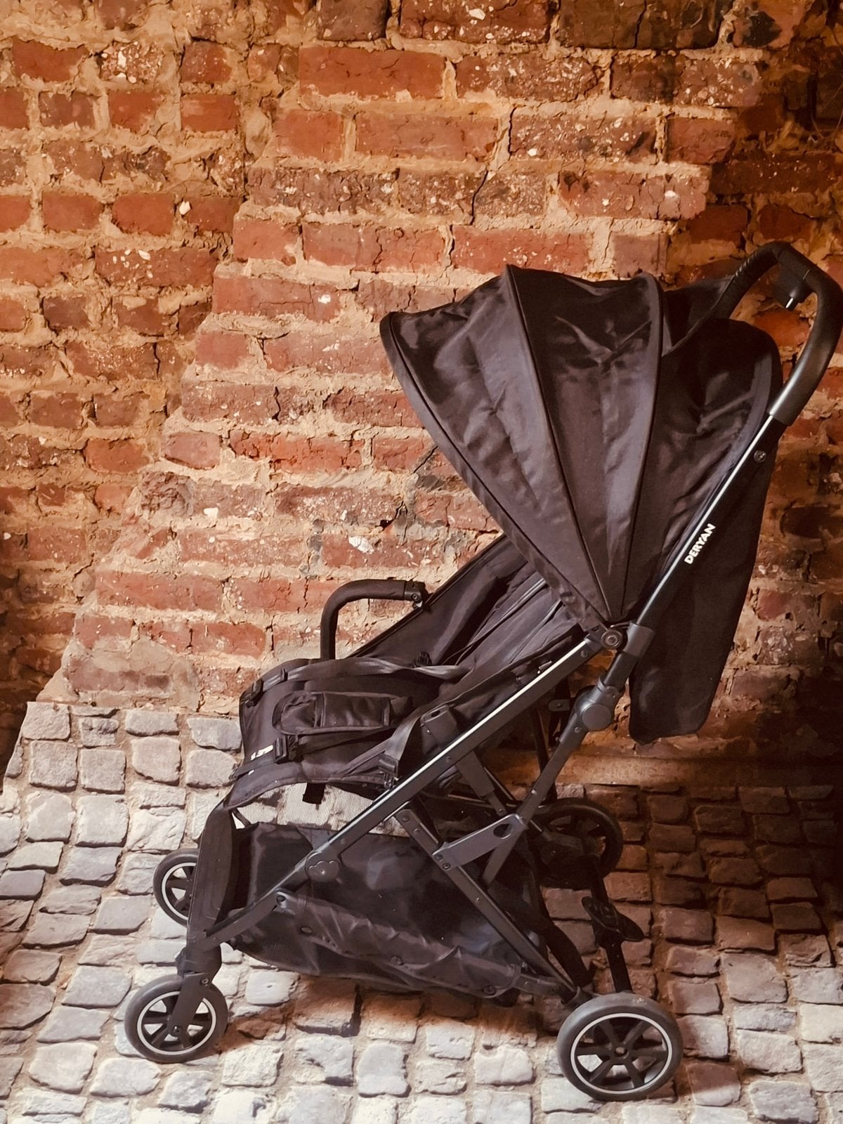 Buggy DERYAN noir – poussette légère et pliable, Enlèvement, Comme neuf, Dossier réglable