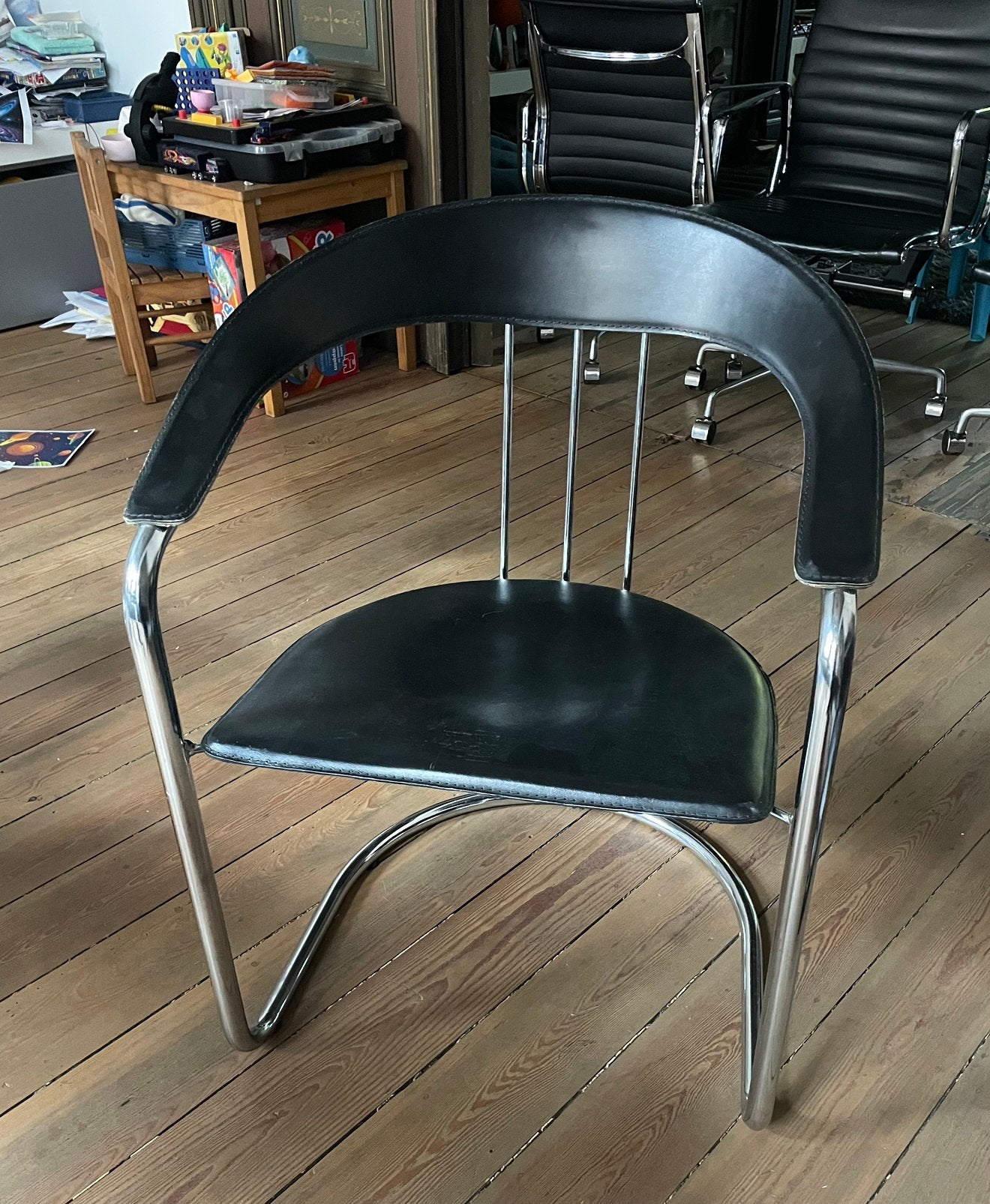 2 Zwarte lederen Italiaanse armstoelen afgewerkt met chroom, Huis en Inrichting, Ophalen, Zo goed als nieuw