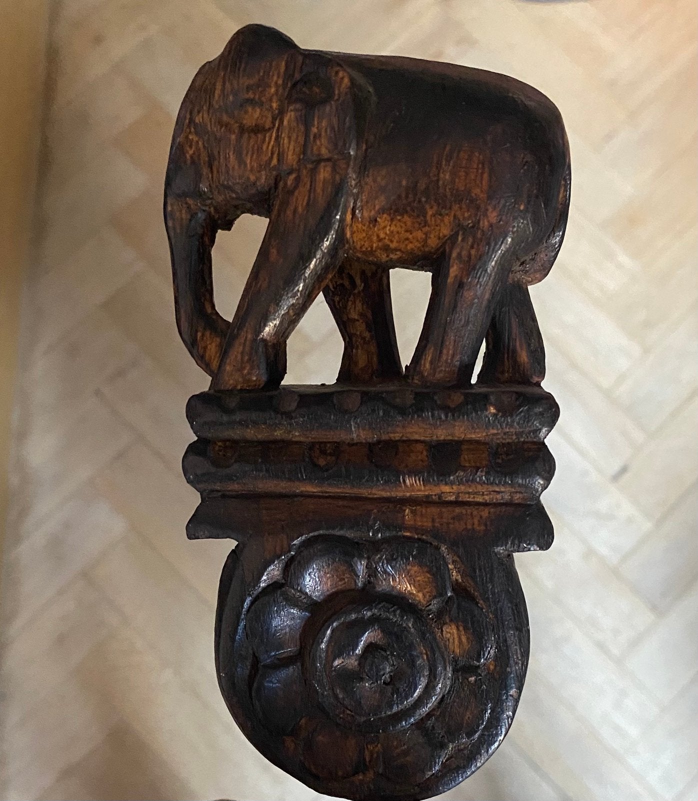 Handgesneden houten olifant op staander, Ophalen