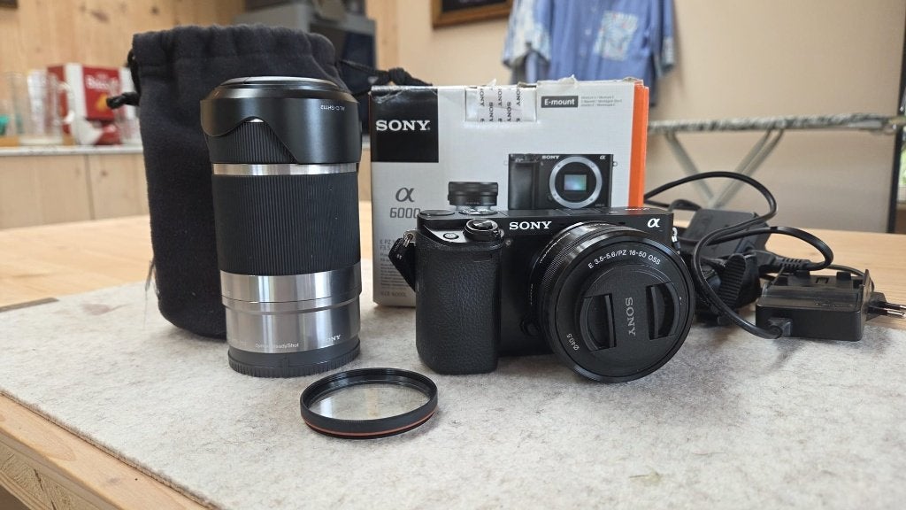 Sony A6000 - starterpakket - incl. kitlens en telelens, Câble USB, Enlèvement, Utilisé, Appareil photo hybride