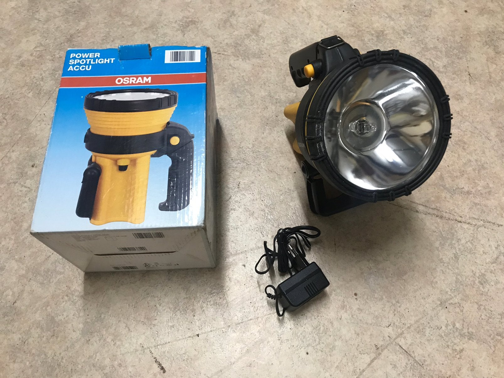 Power spotlight accu, Caravanes & Camping, Lampes de poche, Enlèvement, Comme neuf, Accumulateur