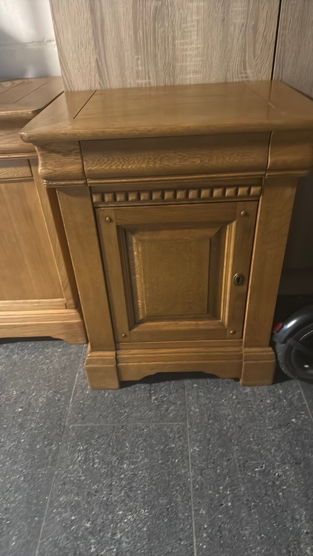 2 antieke nachtkasjes, Ophalen, Gebruikt