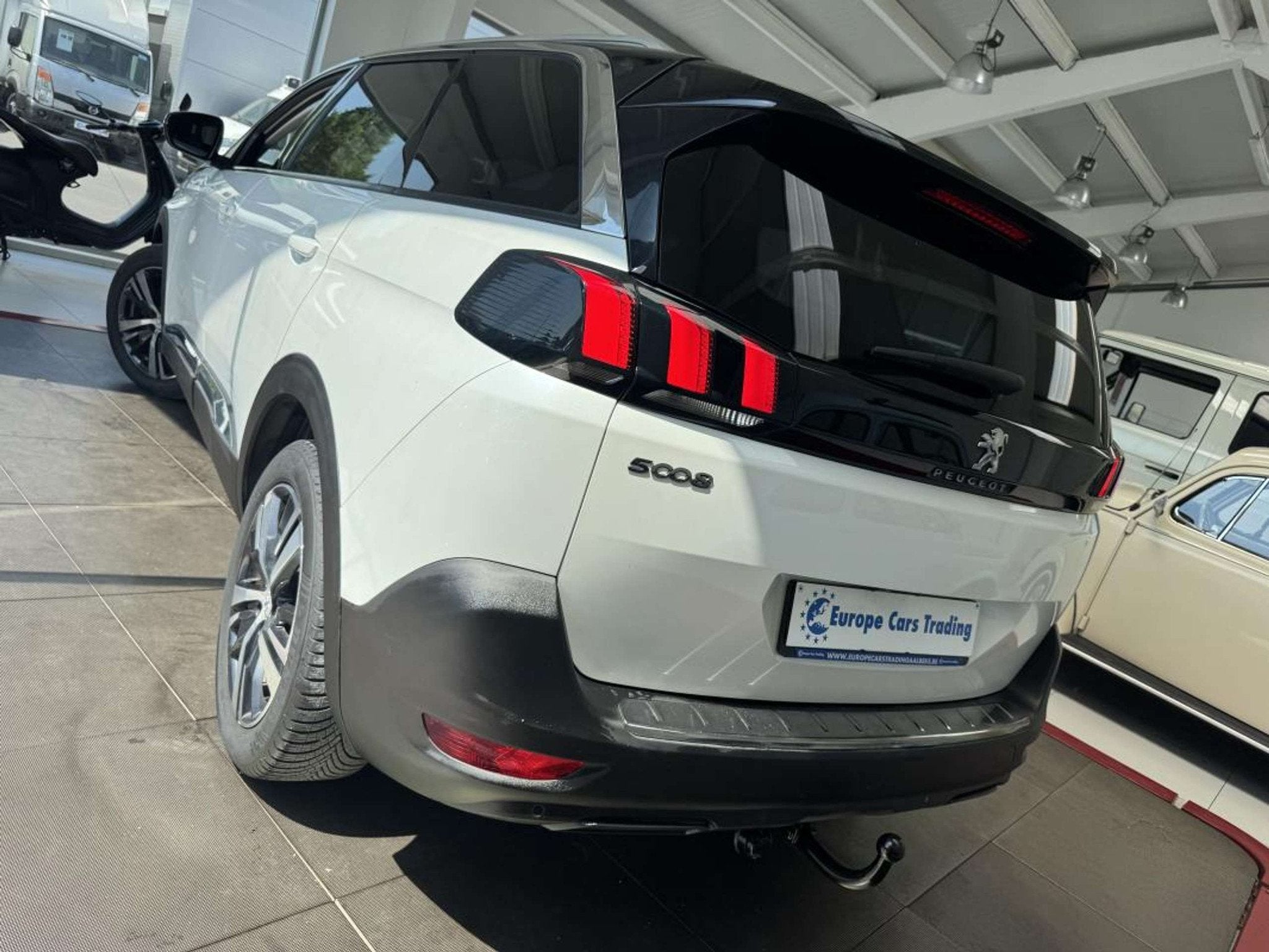 Peugeot 5008 ALLURE 130CH EAT8 1ER MAIN ENTRETIEN PEUGEOT 10, Automaat, Diesel, 131 pk, SUV of Terreinwagen
