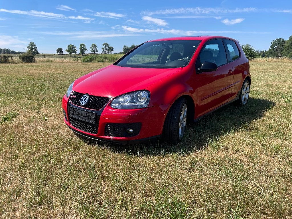 golf v gti, Autos, Volkswagen, Entreprise, Golf, Toit ouvrant, Essence, 3 portes, Boîte manuelle, Rouge, Gris, Tissu, Traction avant