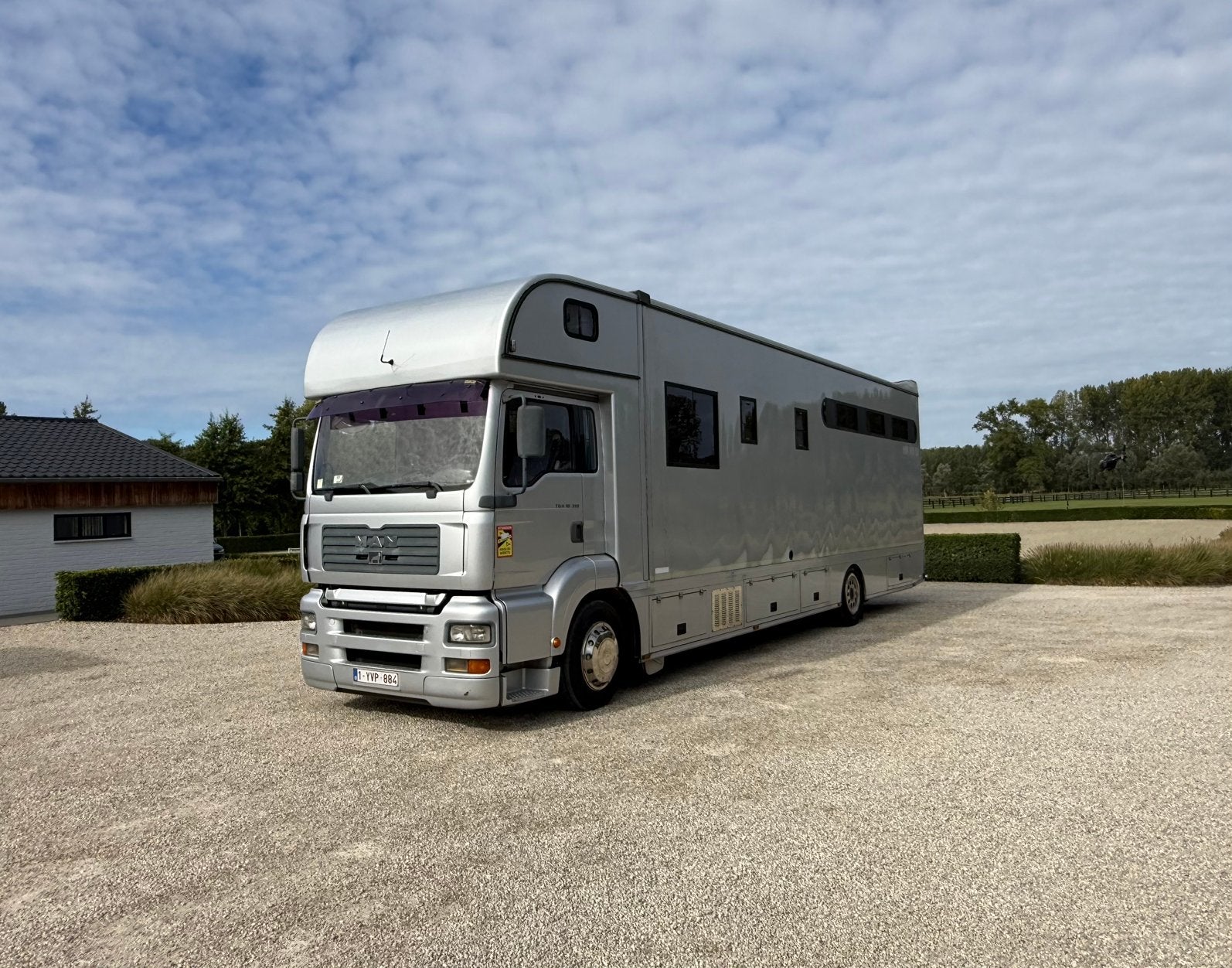 Paardenvrachtwagen voor 5/6 paarden met mobilhome