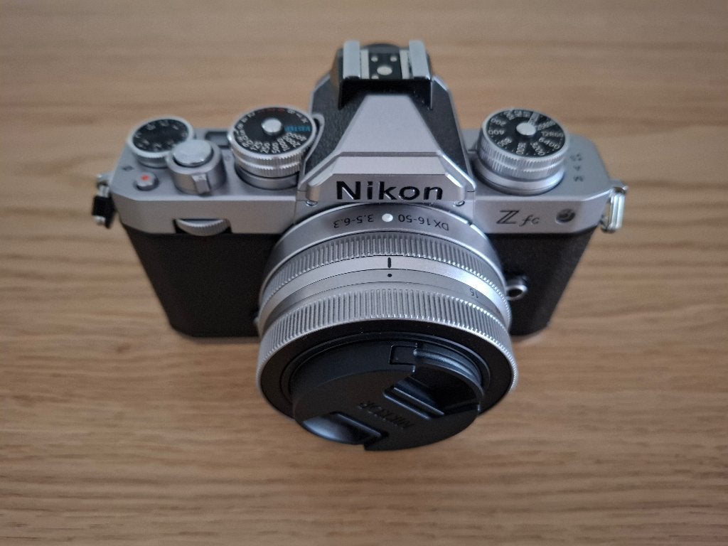 Nikon Z Fc (boîtier + objectif), Enlèvement ou Envoi, Comme neuf, Bouchon de boîtier, Appareil photo hybride