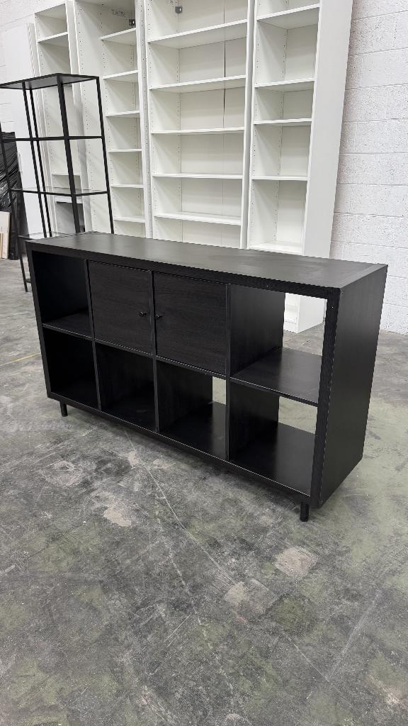 KALLAX kast met deuren, IKEA, zwartbruin (met poten), Huis en Inrichting, Ophalen, Zo goed als nieuw