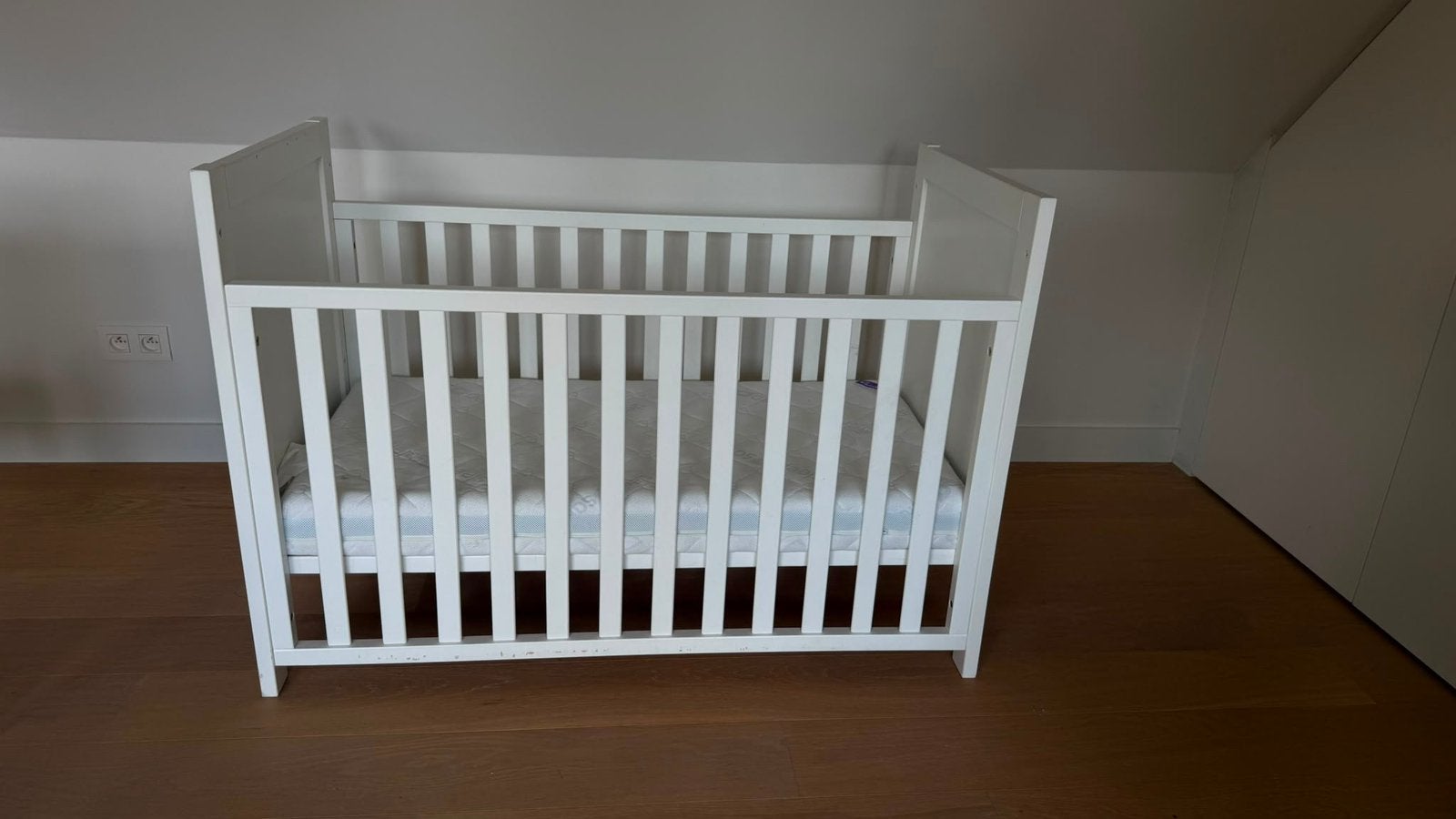 Mooie witte babybox/babybed te koop in zeer goede staat., Ophalen, Zo goed als nieuw